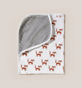 This Kit & Kin fox design baby blanket is made from GOTS-certified organic cotton, perfect for newborn comfort and gifting.