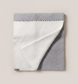 Kit & Kin’s knitted baby blanket made from GOTS-certified organic cotton, designed to keep newborns cosy and make a thoughtful unisex baby gift.