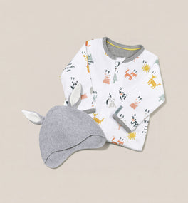 Kit & Kin’s coordinated all-in-one and bunny ears hat baby gift set made from GOTS-certified organic cotton, perfect for newborn comfort and gifting. 