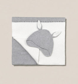 This Kit & Kin grey bunny hat and blanket bundle is made from GOTS-certified organic cotton, perfect for newborn comfort and unisex gifting.
