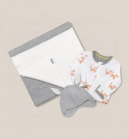 Kit & Kin’s newborn babywear gift set made from GOTS-certified organic cotton, designed as a thoughtful unisex baby shower gift. Includes a grey baby bunny hat, grey baby blanket and adorable fox print onesie.