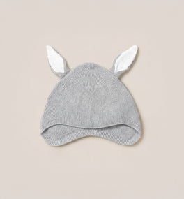 This Kit & Kin grey bunny baby hat is crafted from GOTS-certified organic cotton, designed for newborn comfort and thoughtful baby shower gifting.