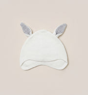 Made from GOTS-certified organic cotton, this Kit & Kin white bunny baby hat is soft and gentle for newborn skin and ideal for unisex baby gifting.