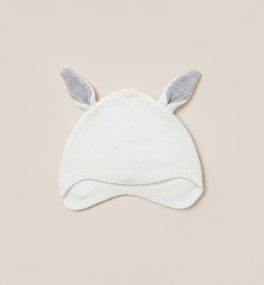 Made from GOTS-certified organic cotton, this Kit & Kin white bunny baby hat is soft and gentle for newborn skin and ideal for unisex baby gifting.
