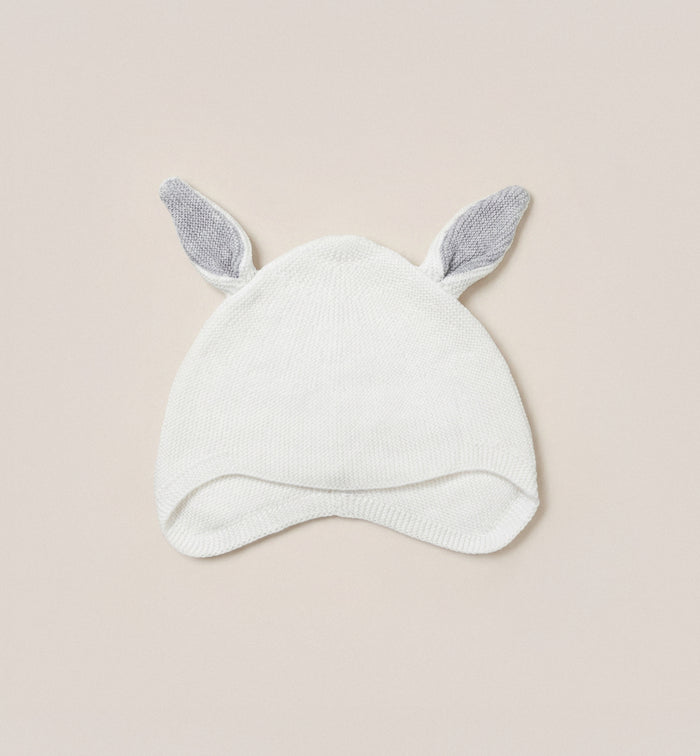 Made from GOTS-certified organic cotton, this Kit & Kin white bunny baby hat is soft and gentle for newborn skin and ideal for unisex baby gifting.